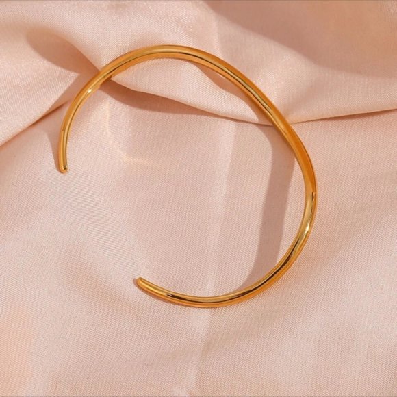 NEW 18K GOLD LUXURY CUFF BRACELET, NICE BRACELET, CUTE BRACELET. - Picture 4 of 7